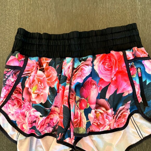Lululemon Pants - Lululemon Tracker Low-Rise Shorts 4" Lined
